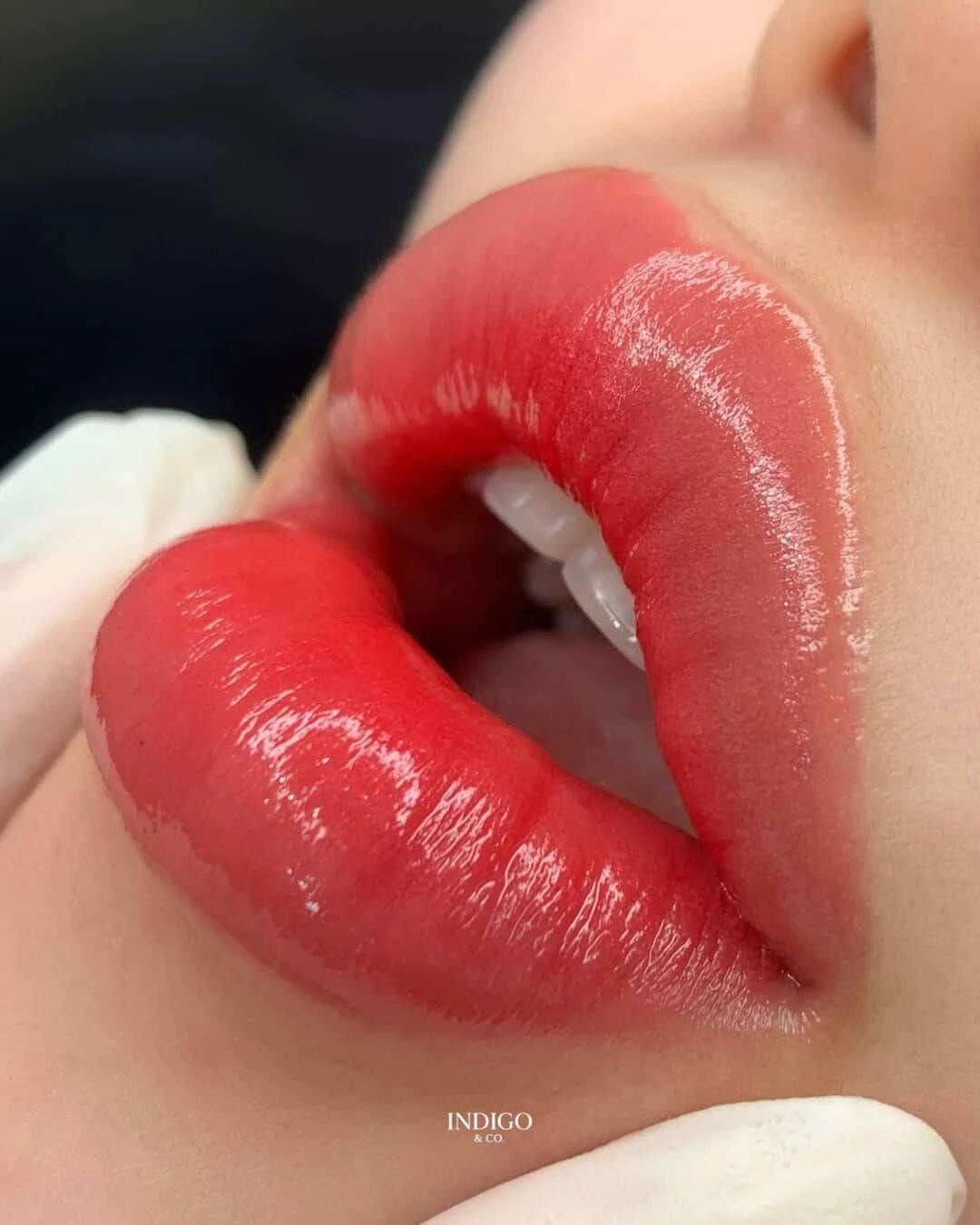 Color y definición personalizados para realzar tus labios de forma sutil y natural.
