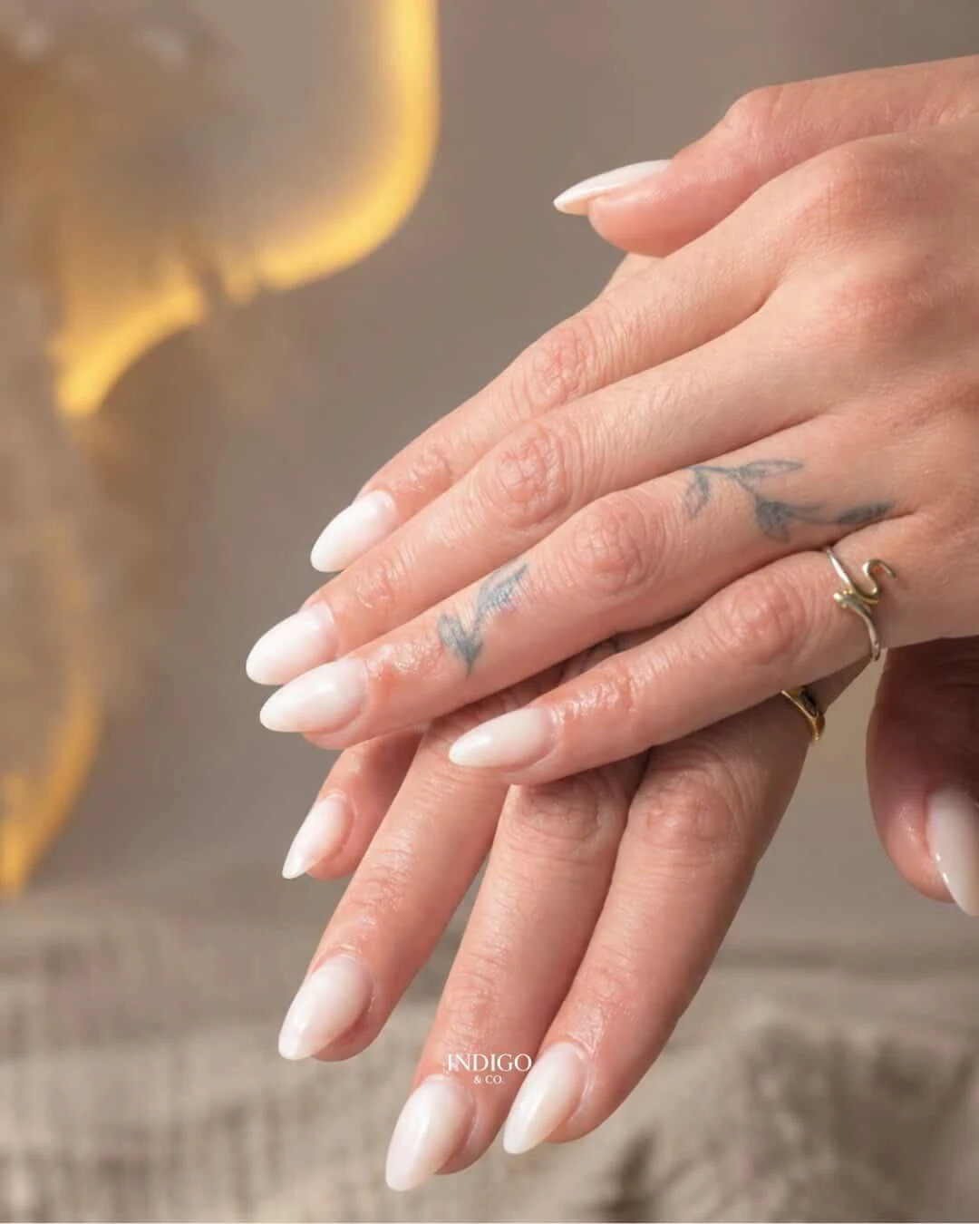 Manos cuidadas con foco en estética, durabilidad y salud de la uña natural.
